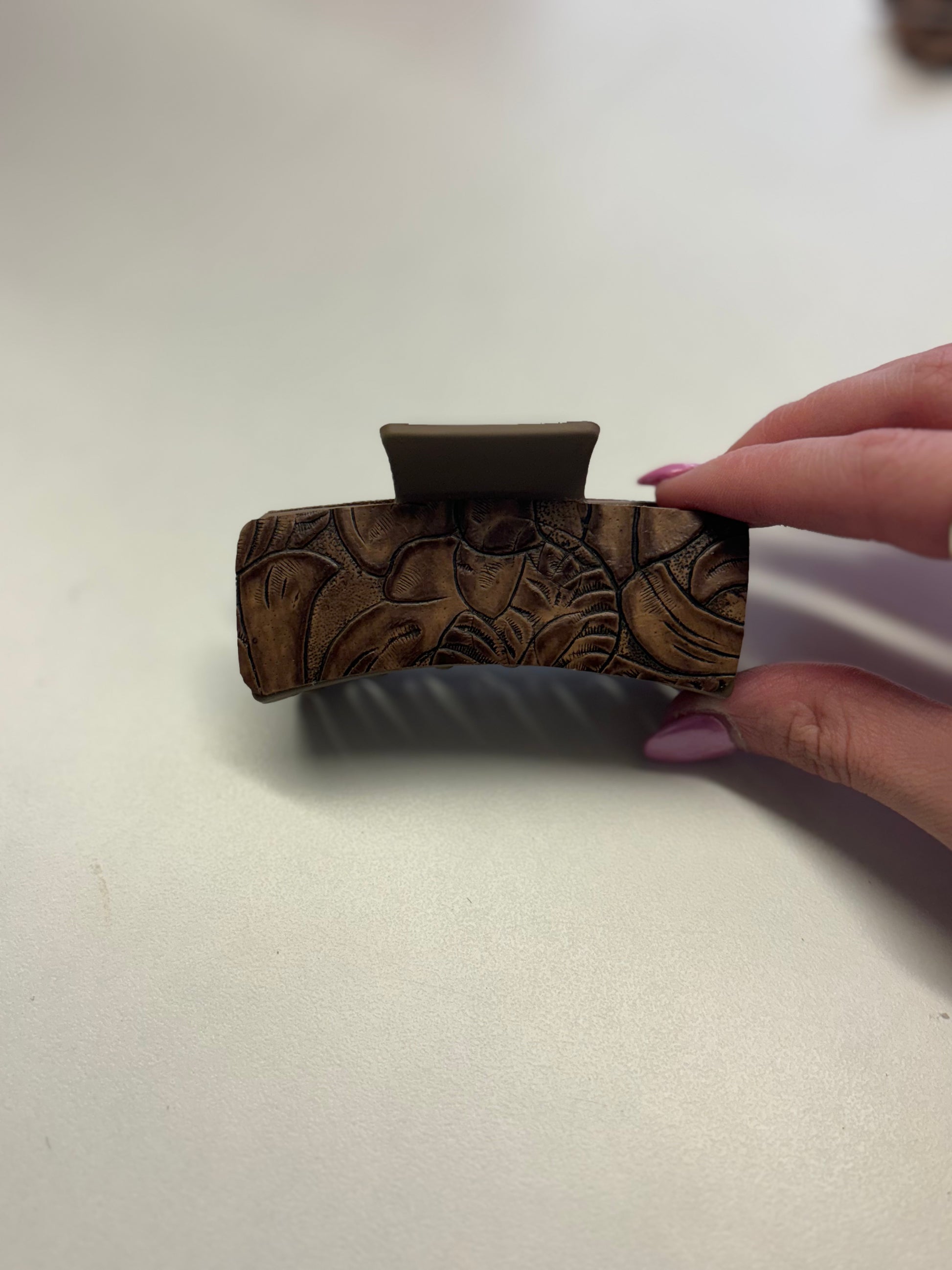 Leather claw clip 3”
