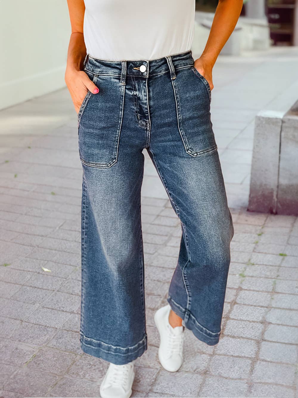 Jenny - Cropped Loose Straight Medium Wash Jeans with Pockets
