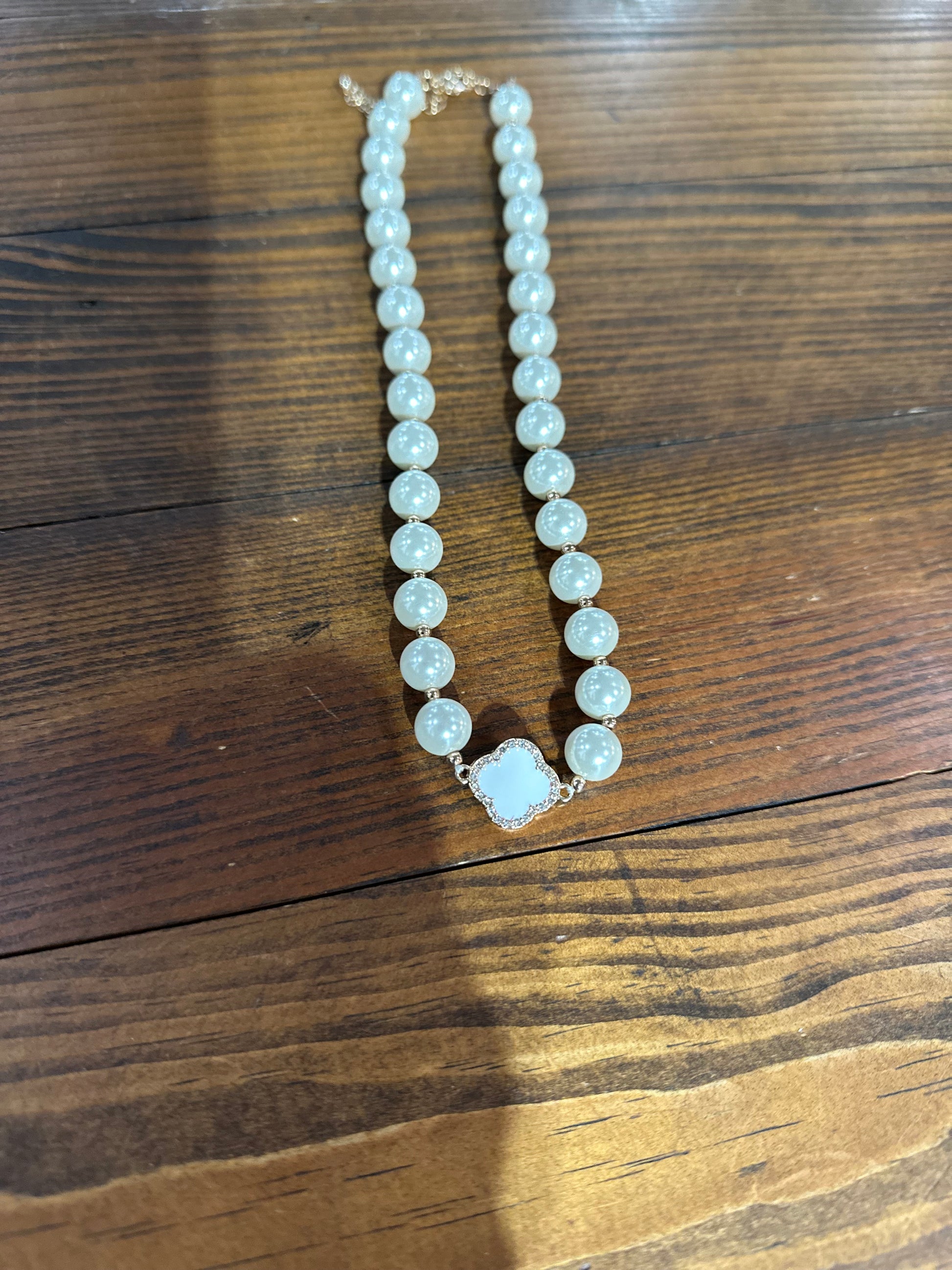 Pearly clover necklace