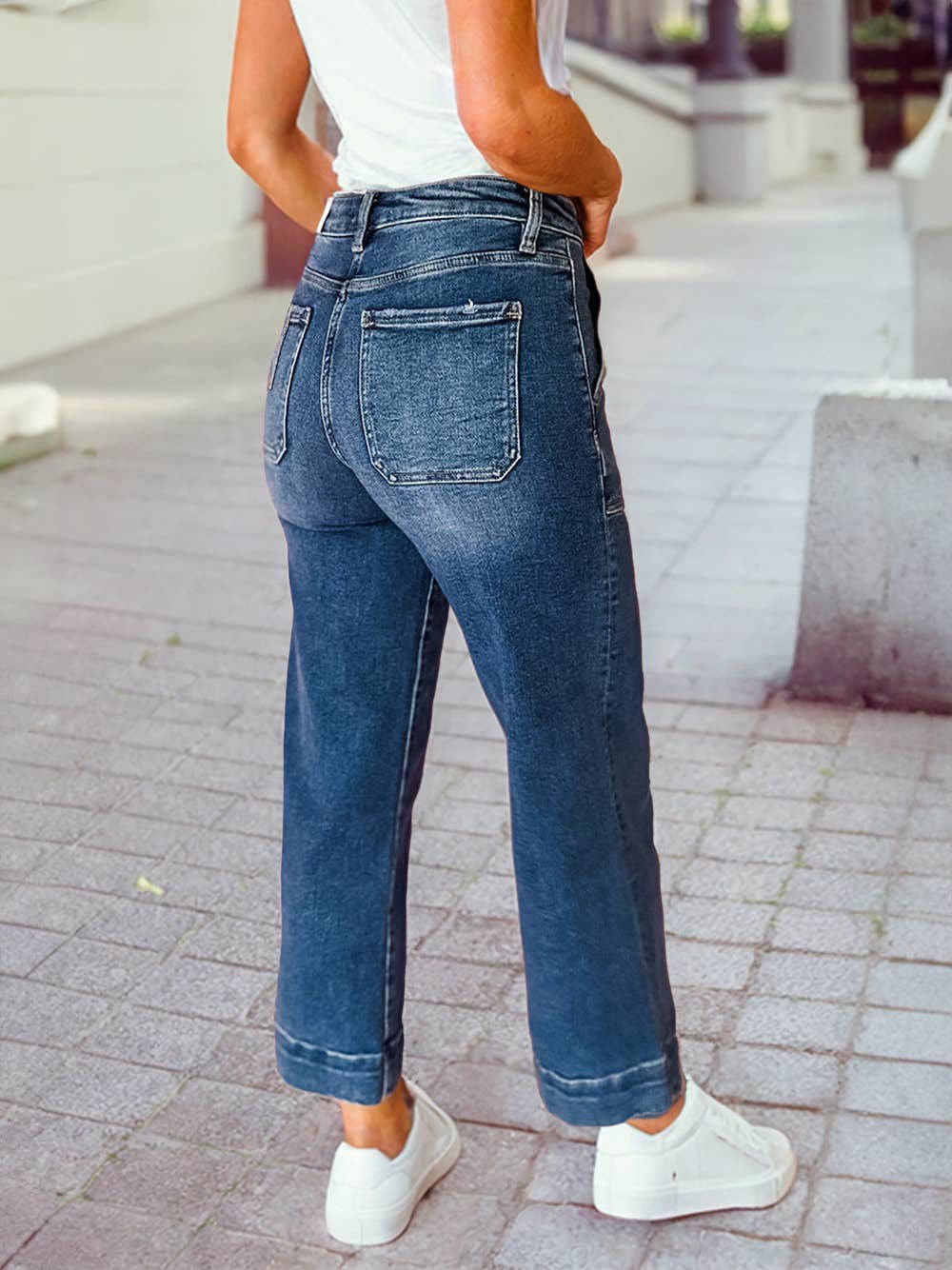 Jenny - Cropped Loose Straight Medium Wash Jeans with Pockets